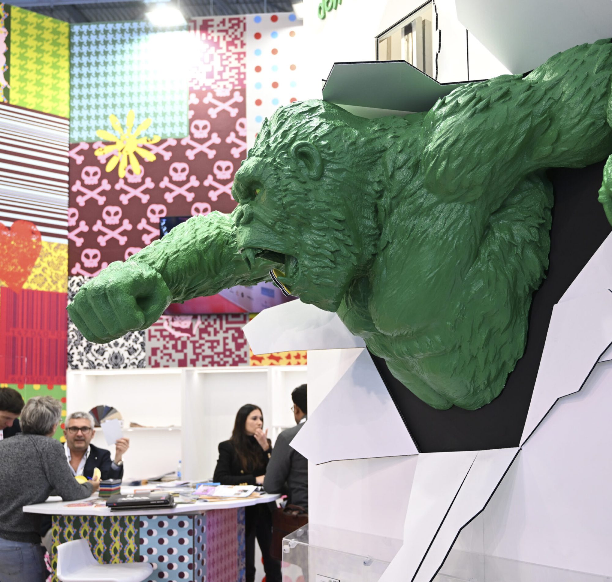 essen und Events unterwegs ins Zeitalter von Digitalisierung und Festivalisierung, das zeigt die EuroShop, deren Dimension Expo & Event das weltweit größte Branchen-Event der Live-Kommunikations-Szene ist. 

Trade fairs and events on the way into the age of digitalisation and festivalisation, this is what EuroShop shows, whose Expo & Event dimension is the world's largest industry event in the live communications scene. 

–––

EuroShop 2023, The World´s No. 1 Retail Trade Fair, vom 26. Februar bis 2. März 2023 in Düsseldorf. Die EuroShop ist sowohl die weltweit wichtigste Investitionsgütermesse für den Handel und seine Partner, als auch eine unerlässliche Networking-Plattform für Zukunftstrends,  Visionen und Retail-Impressionen zum Anfassen. An der EuroShop 2023 nehmen 1.830 Aussteller aus 55 Ländern auf über 103.000 m² netto in 16 Messehallen teil.


EuroShop 2023, The World's No. 1 Retail Trade Fair, from 26 February to 2 March 2023 in Düsseldorf. EuroShop is both the world's most important capital goods fair for the retail trade and its partners, and an indispensable networking platform for future trends, visions and retail impressions you can touch. 1,830 exhibitors from 55 countries will be taking part in EuroShop 2023 on over 103.000 m² net in 16 exhibition halls.