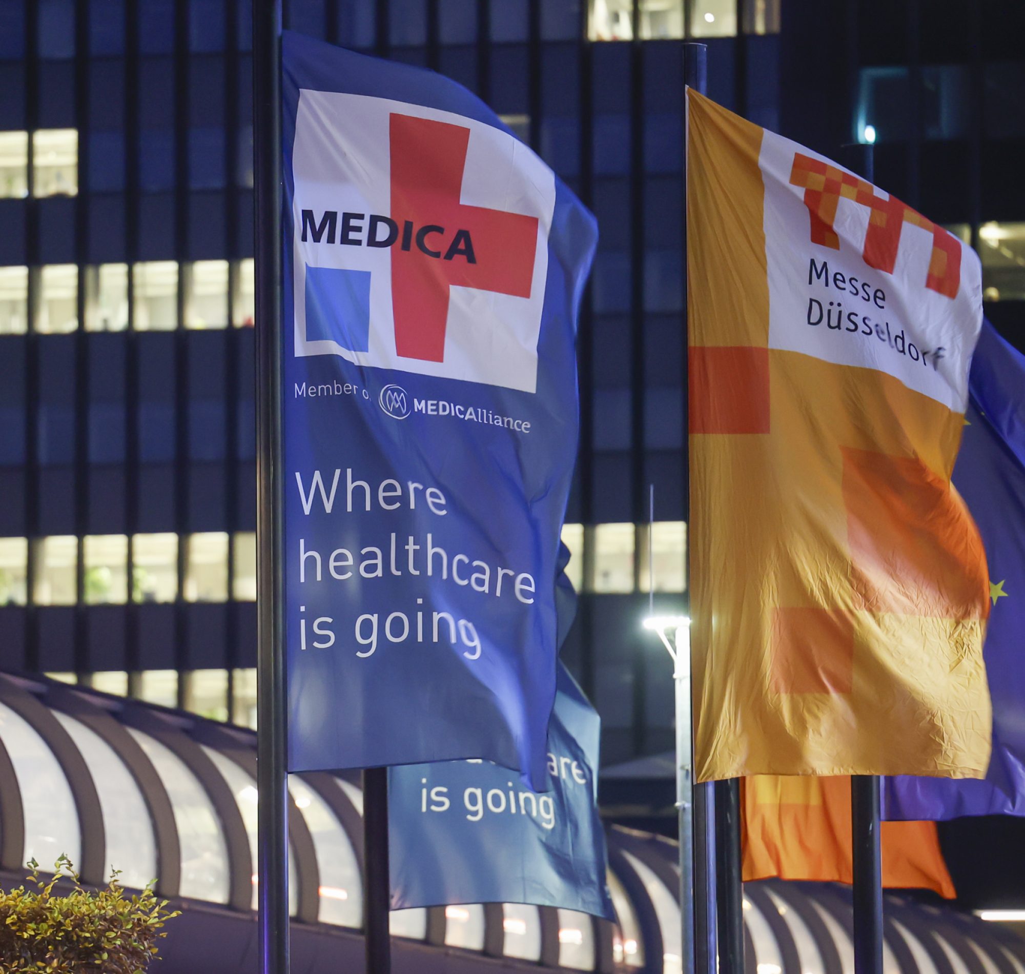 Die international führende Fachmesse für Medizintechnik und Gesundheitswirtschaft, die MEDICA, findet jährlich Mitte November in den Düsseldorfer Messehallen statt – ergänzt um viele digitale Services und Berichterstattung. Das internationale Healthcare-Fachpublikum kann sich über das gesamte Spektrum an Innovationen für den ambulanten und stationären Gesundheitsbereich informieren. Die fünf Erlebniswelten in der Fachmesse umfassen: Labortechnik und Diagnostika, Medizintechnik und Elektromedizin, Bedarfs- und Verbrauchsartikel, Physiotherapie und Orthopädietechnik sowie IT-Systeme und IT-Lösungen. Das Rahmenprogramm der begleitenden Fachforen und Konferenzen nimmt wichtige Trendthemen in den Fokus wie die zunehmende Vernetzung in der Healthcare-Versorgung, Anwendungen auf Basis Künstlicher Intelligenz oder auch Robotik und unterstützende Systeme im medizinischen Einsatz. Informationen online: https://www.medica.de. | MEDICA, one of the world's leading trade fairs for medical technology and the healthcare industry, takes place every year in mid-November at the Düsseldorf Exhibition Centre – and is complemented by a wide range of digital services and reporting. The international healthcare trade public can find out about the entire spectrum of innovations for the outpatient and inpatient healthcare sector. The five spheres at the trade fair include: Laboratory Technology and Diagnostics, Medical Technology and Electromedicine, Consumer Goods and Consumables, Physiotherapy and Orthopaedic Technology as well as IT Systems and IT Solutions. The supporting programme of accompanying specialist forums and conferences will focus on important trend topics such as increasing connectivity in healthcare provision, applications based on artificial intelligence or robotics and supporting systems in medical use.  Information online: http://www.medica-tradefair.com.