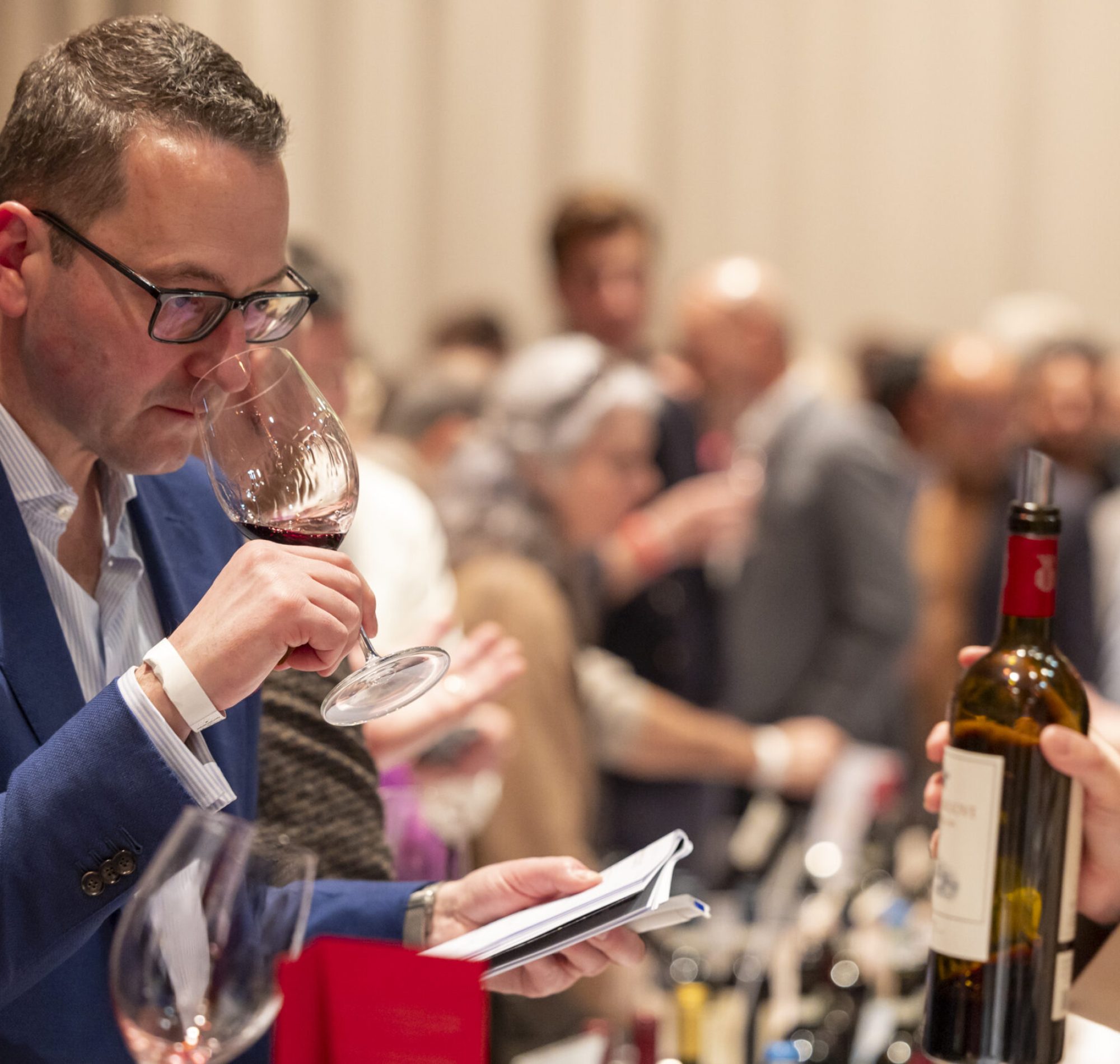 Das Wein- und Gourmetmagazin Falstaff hat wieder zur legendären Big Bottle Party geladen, dieses Mal ins Lofthaus Düsseldorf. Hier hatten die Gäste die Gelegenheit, nationale und internationale Spitzenweine zu verkosten und ihre Erzeuger persönlich kennenzulernen. 
Die ProWein in Düsseldorf ist die international führende Fachmesse für Weine und Spirituosen. Vom 10. bis 12. März 2024 präsentieren sich rund 5.400 Aussteller aus 65 Nationen. Während die ProWein das Fachpublikum adressiert, richtet sich „ProWein goes city“ an alle Weinliebhaber in und um Düsseldorf. Ausgesuchte Partner aus Gastronomie, Hotellerie und Weinfachhandel gestalteten erlebnisreiche Genuss-Events in Düsseldorf und Umgebung. 

The wine and gourmet magazine Falstaff has once again invited you to the legendary Big Bottle Party, this time at Lofthaus Düsseldorf. Here, guests had the opportunity to taste top national and international wines and get to know their producers personally.
ProWein in Düsseldorf is the world’s leading trade fair for wine and spirits, and is the largest industry platform for professionals from viticulture, production, trade and gastronomy. From 10 – 12 March 2024 about 5,400 exhibitors from 65 nations showcase their products.  While only trade visitors are admitted to ProWein, "ProWein goes city" addresses all wine lovers in and around Düsseldorf. Selected partners from the gastronomy, hotel and wine trade sectors organized wine events in Düsseldorf and in the surrounding areas.