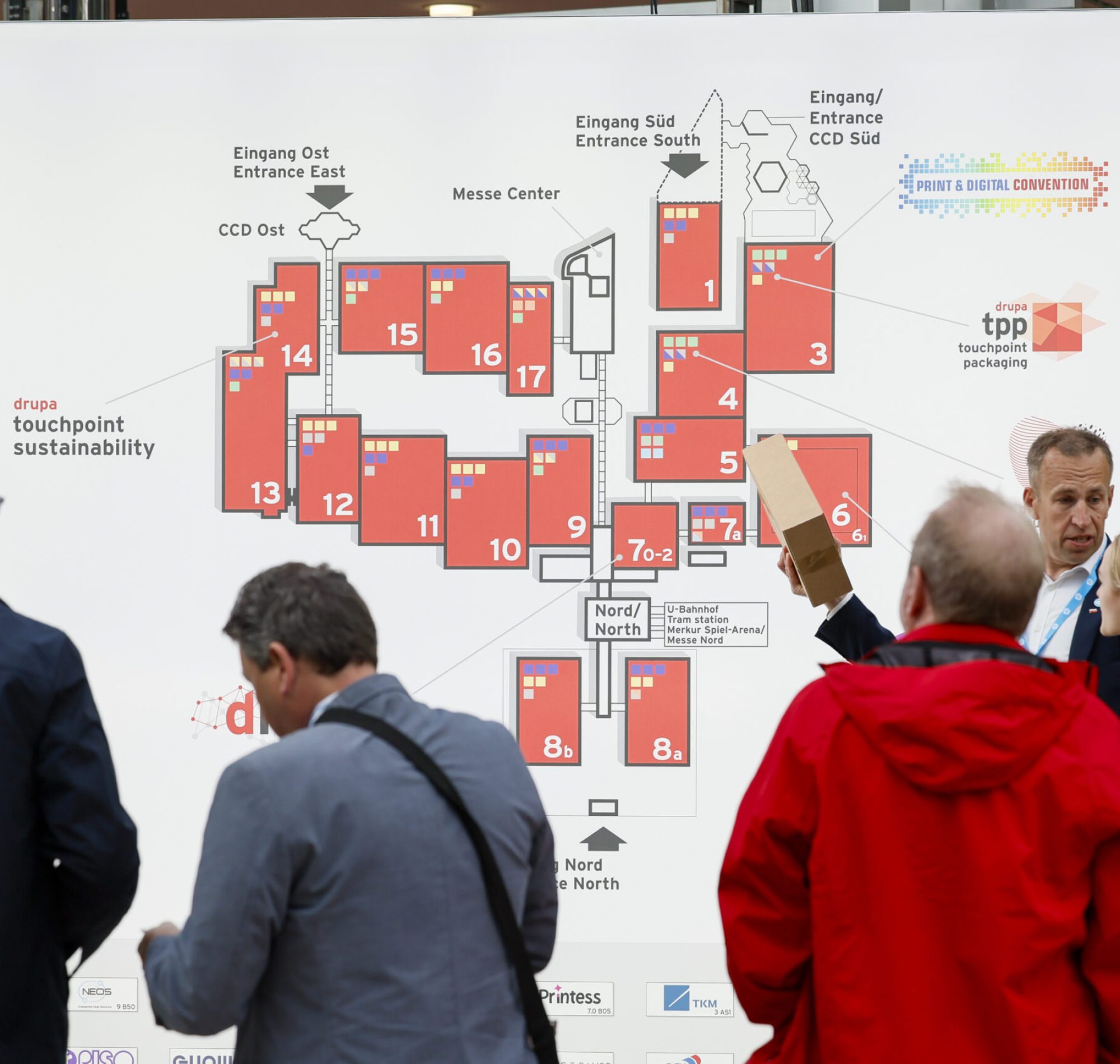 Vom 28. Mai bis 7. Juni trifft sich die internationale Printbranche auf der drupa 2024, der weltweit führenden Fachmesse für Drucktechnologien. Das Düsseldorfer Messegelände mit 18 Hallen ist komplett belegt. 1.646 Aussteller aus 52 Ländern präsentieren zukunftsweisende Innovationen und bahnbrechende Technologien aus der Print Media Industrie, industrial & functional printing bis hin zu packaging production. Dabei im Fokus: Die Megatrends Nachhaltigkeit und Digitalisierung.|
From 28 May to 7 June, the international printing industry will meet at drupa 2024, the world's leading trade fair for printing technologies. The Düsseldorf exhibition centre with its 18 halls is fully booked. 1,646 exhibitors from 52 countries will showcase groundbreaking innovations and cutting-edge technologies from the print media industry, industrial & functional printing and packaging production. The focus will be on the megatrends of sustainability and digitalisation.